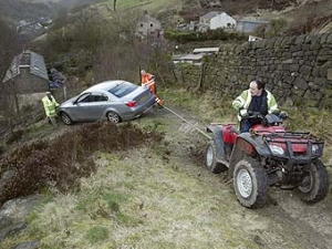 Illustration for article titled British BMW Driver Follows Sat Nav To Cliff Edge, Darwin Loses